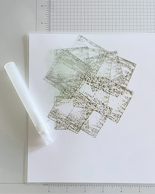 Spray water op de inkt.