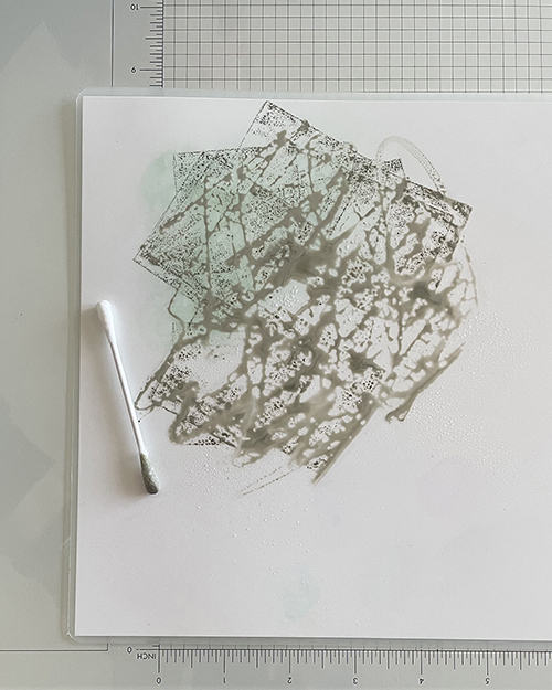 Meng water en inkt met een wattenstaafje.