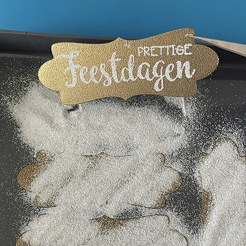 Klop het overtollige poeder eraf.