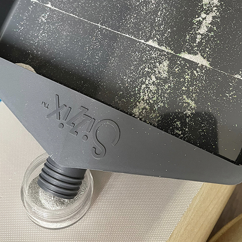 Schut het overtollige poeder terug in het potje.