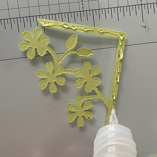 Lijm de items op het groene kader.